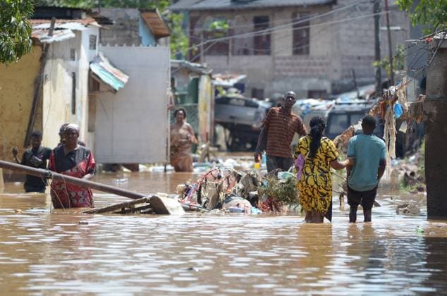 News Themen der Woche KW15 (250408) -- KINSHASA, April 8, 2025 -- People walk through a flooded street in Kinshasa, capital of the Democratic Republic of the Congo (DRC), April 7, 2025. At least 33 people have been confirmed dead following heavy rains that flooded Kinshasa, authorities said early Monday. (Str Xinhua) DR CONGO-KINSHASA-FLOOD-AFTERMATH ShixYu 