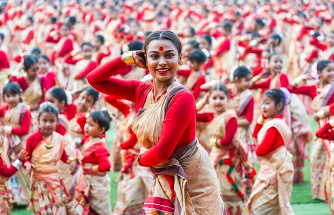 News Themen der Woche KW15 News Bilder des Tages Bihu Dance Workshop In Assam An instructor dances as participants follow the dance steps in a Bihu dance workshop ahead of the Rongali Bihu Festival in Guwahati, India, on April 8, 2025. guwahati India  Copyright: xDavidxTalukdarx originalFilename: talukdar-bihudanc250408_npFjz.jpg