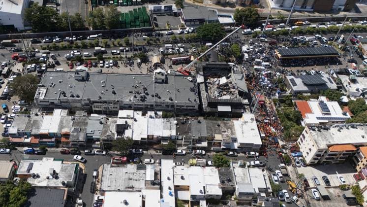 News Themen der Woche KW15 News Bilder des Tages (250408) -- SANTO DOMINGO, April 8, 2025 (Xinhua) -- Aerial photo taken on April 8, 2025 shows the site of a nightclub roof collapse in Santo Domingo, the Dominican Republic. At least 27 people were killed Tuesday when the roof of the Jet Set nightclub collapsed in Santo Domingo, authorities confirmed. (Str Xinhua)  Copyright: xStringerx 1060754033st