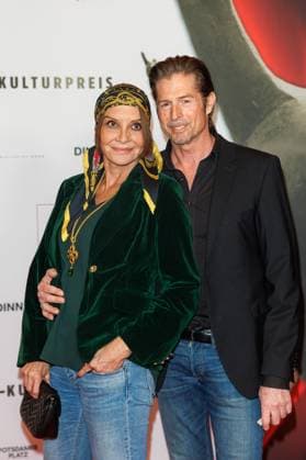 Award ceremony B Z Kulturpreis Anouschka Renzi and Marc Zabinski at the B Z Kulturpreis 2025 at the Theater am Potsdamer Platz on 08 04 2025 in Berlin Copyright: xEventpressxKochanx