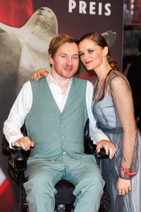 Award ceremony B Z Kulturpreis Samuel Koch and Sarah Elena Timpe at the B Z Kulturpreis 2025 at the Theater am Potsdamer Platz on 08 04 2025 in Berlin Copyright: xEventpressxKochanx