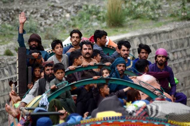 News Themen der Woche KW15 April 9, 2025, Peshawar, Peshawar, Pakistan: Afghan refugees face deportation in Pakistan..Afghan refugees board a truck to be sent back to Afghanistan, following their arrest by the police. This scene was witnessed at the Torkham border, Pakistan, on 08 April 2025. Around 800,000 Afghan citizens in Pakistan face uncertainty as a mass deportation campaign began on 01 April, affecting not only undocumented individuals but also holders of Afghan Citizenship Cards (ACC), who were previously residing legally in the country. Peshawar Pakistan - ZUMAa217 20250409_znp_a217_023 Copyright: xHussainxAlix