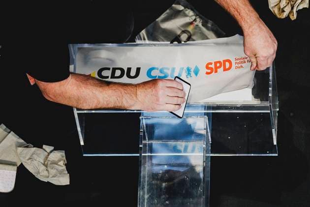 Bilder des Jahres 2025, News 04 April Das Rednerpult wird mit den Parteilogos von CDU, CSU und SPD beschriftet vor einer Pressekonferenz nach erfolgreichen Koalitionsverhandlungen zwischen SPD und CDU CSU in Berlin, 09.04.2025. Berlin Deutschland *** The lectern is labeled with the party logos of CDU, CSU and SPD before a press conference after successful coalition negotiations between SPD and CDU CSU in Berlin, 09 04 2025 Berlin Germany Copyright: xFlorianxGaertnerx