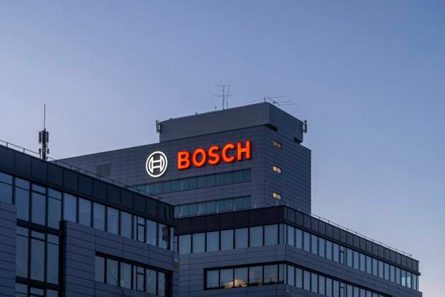 Bosch plant in Schwieberdingen in the evening with sunset Illuminated logo of the company 04 04 2025 Schwieberdingen, Baden Württemberg, Germany, Europe
