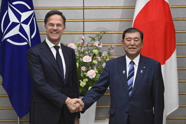 News Themen der Woche KW15 News Bilder des Tages April 9, 2025, Tokyo, Japan: NATO Secretary General MARK RUTTE (L) and Japanese Prime Minister SHIGERU ISHIBA (R) shake hands prior to a meeting at the Prime Minister s Office. Kioich Japan - ZUMAs197 20250409_aaa_s197_010 Copyright: xDavidxMareuilx