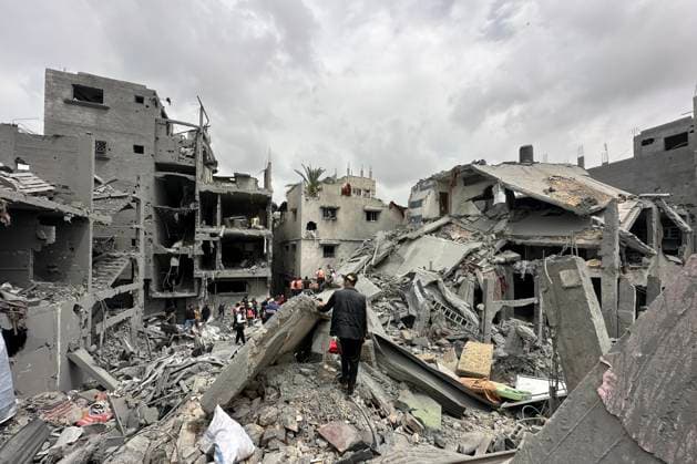 Bilder des Jahres 2025, News 04 April News Bilder des Tages People search for bodies among the debris of a residential block bombed by an Israeli aircraft in the Shujaiya neighborhood, east of northern Gaza City, 09 April 2025. At least 23 people died in the attack, including eight women and eight children, medical sources at Al Ahli Hospital confirmed to EFE news agency. Death toll from Israeli bombing of Gaza City rises to 23 and the number of wounded to more than 70 !ACHTUNG: NUR REDAKTIONELLE NUTZUNG!  Copyright: xAhmadxAwadx GRAF3326 20250409-55016492429_1