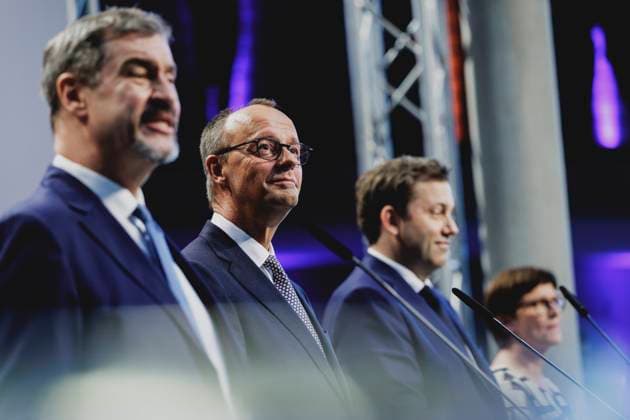 Bilder des Jahres 2025, News 04 April (L-R) Markus Soeder, Ministerpraesident von Bayern, Friedrich Merz, CDU-Parteivorsitzender, Lars Klingbeil, SPD-Parteivorsitzender und neuer Fraktionsvorsitzender der SPD-Bundestagsfraktion, und Saskia Esken, Bundesvorsitzender der SPD, aufgenommen im Rahmen einer Pressekonferenz nach erfolgreichen Koalitionsverhandlungen zwischen SPD und CDU CSU in Berlin, 09.04.2025. Berlin Deutschland *** L R Markus Soeder, State Premier of Bavaria, Friedrich Merz, CDU party leader, Lars Klingbeil, SPD party leader and new leader of the SPD parliamentary group, and Saskia Esken, federal leader of the SPD, at a press conference after successful coalition negotiations between the SPD and CDU CSU in Berlin, 09 04 2025 Berlin Germany Copyright: xFlorianxGaertnerx