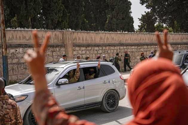 Bilder des Jahres 2025, News 04 April News Bilder des Tages SDF Fighters Leave Aleppo A civilian raises a peace sign as armed vehicles exit the neighborhood in Aleppo on April 9, 2025. The withdrawal continues as part of the agreement between the SDF and Syria™s central government and is proceeding in planned phases. Aleppo Aleppo Syria Copyright: xMohamadxDaboulx