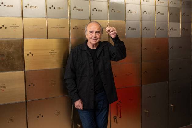 Entertainment Themen der Woche KW15 The Cervantes Institute receives the legacy of Joan Manuel Serrat The singer-songwriter Joan Manuel Serrat during a tribute at the Cervantes Institute, on April 10, 2025, in Madrid Spain The singer-songwriter Joan Manuel Serrat deposits his legacy in the Cervantes Institutes Caja de las Letras, No. 1276, in a ceremony that pays tribute to his career and his impact on music and literature in Spanish 10 APRIL 2025 Alejandro Martínez Vé Spain  Copyright: xAlejandroxMartinezxVÃ lezx 6637131