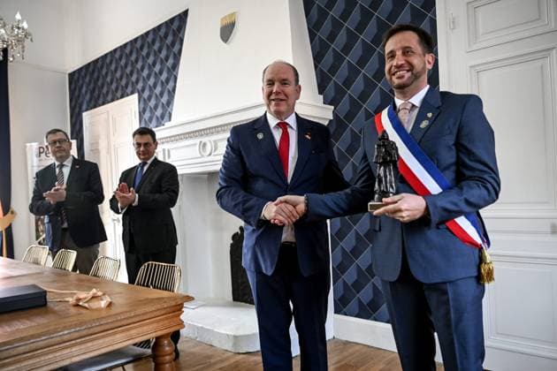 Entertainment Themen der Woche KW15 Entertainment Bilder des Tages Prince Albert II of Monaco visits Normandy PHOTOPQR OUEST FRANCE Martin ROCHE Percy en Normandie 10 04 2025 This Thursday, April 10, 2025 , visit of Prince Albert II of Monaco to Percy en Normandie Manche Normandie He is present this day as part of the tercentenary of his ancestor Jacques III de Matignon He passed by the town hall and the church with the blessing of the vestige bell of the Percy church before inaugurating the farmers market Photographe Martin ROCHE Ouest France Visit of Prince Albert in Normandy on April 10, 2025 to assist of the tercentenary of his ancestor Jacques III de Matignon Local Caption Percy en Normandie FRANCE France  Copyright: xPHOTOPQR OUESTxFRANCE MAXPPPxMartinxROCHEx 20250410OFR3559 20250410OFR3559