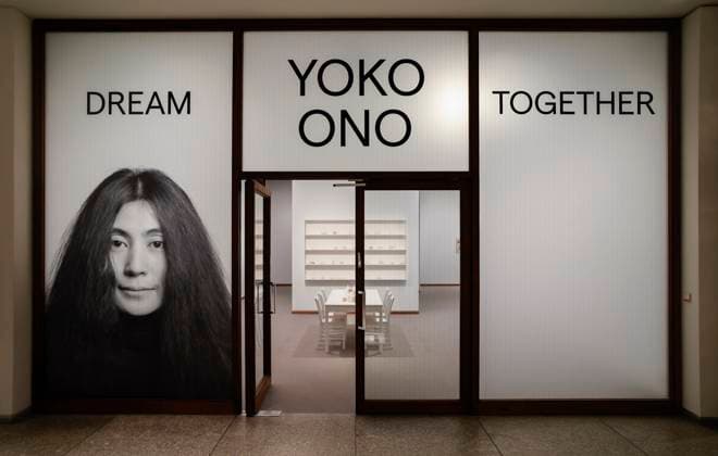Entertainment Themen der Woche KW15 Entertainment Bilder des Tages Yoko Ono Pk und Führung zur Ausstellung Dream Together in der Neuen Nationalgalerie vom 11.4.-14.9. Berlin 10.04.25 Yoko Ono Ausstellung in der Nationalgalerie in Berlin *** Yoko Ono Pk and guided tour of the exhibition Dream Together at the Neue Nationalgalerie from 11 4 14 9 Berlin 10 04 25 Yoko Ono exhibition at the Nationalgalerie in Berlin