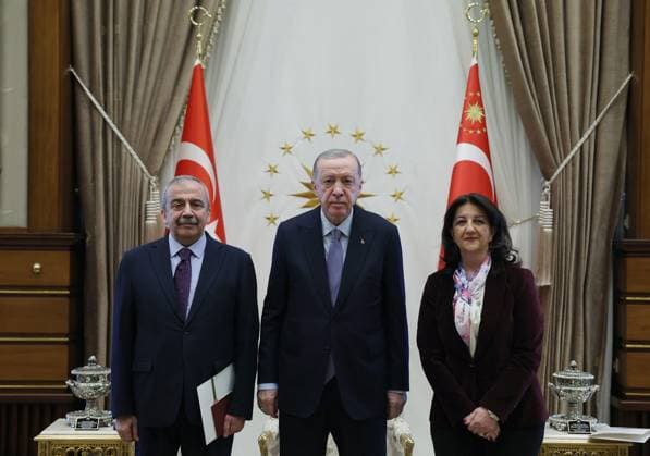 Bilder des Jahres 2025, News 04 April News Bilder des Tages Erdogan Meets DEM Party Delegation Amid Renewed Hopes For Kurdish Peace Process - Ankara Handout photo shows the meeting between pro-Kurdish Peoples Equality and Democracy Party (DEM Party) members Pervin Buldan, Sirri Süreyya Önder and AKP Chairman and President Recep Tayyip Erdogan.A KP Deputy Chairman Efkan Ala and Intelligence Organization Director Ibrahim Kalin also attended the meeting which was held at the Presidential Complex and lasted 1 hour and 25 minutes. This marked the first direct contact between Erdogan and pro-Kurdish party representatives since June 12, 2012, when he was prime minister. DEM Party said it will make a statement about the meeting at a later stage, on April 10, 2025 in Ankara, Turkey. Photo by DEM Party Press  Copyright: xABACAx