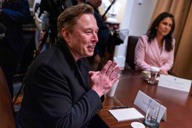 Bilder des Jahres 2025, News 04 April News Themen der Woche KW15 News Bilder des Tages US President Donald J. Trump hosts a cabinet meeting Elon Musk, CEO of Tesla and senior advisor to the president of the United States, delivers remarks during a Cabinet meeting in the Cabinet Room of the White House in Washington, DC, USA 10 April 2025. WASHINGTON DISTRICT OF COLUMBIA United States  Copyright: xPool ABACAx