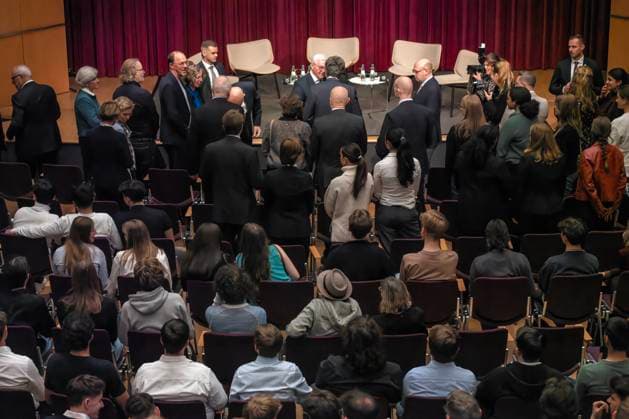10. April 2025: Bundespräsident Frank-Walter Steinmeier besucht das Haus der Geschichte in Bonn. Bundespräsident Frank-Walter Steinmeier hat den Saal betreten und begrüßt verschiedene Gäste. Die Schüler sitzen bereits. Bundespräsident Frank-Walter Steinmeier sprach am 10. April 2025 im Haus der Geschichte zu Bonn mit rund 200 Schülerinnen und Schülern über das Treffen zwischen Bundeskanzler Konrad Adenauer und Frankreichs Präsidenten Charles de Gaulle an einem Tag im September im Jahr 1958, dem entscheidenden Tag für die dauerhafte Aussöhnung zwischen den früheren sogenannten Erzfeinden Frankreich und Deutschland. Grundlage für das Gespräch war Fred Breinersdorfers Film An einem Tag im September. Diesen Film sahen sich