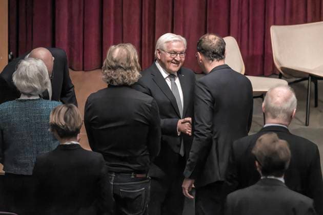 10. April 2025: Bundespräsident Frank-Walter Steinmeier besucht das Haus der Geschichte in Bonn. Bundespräsident Frank-Walter Steinmeier hat den Saal betreten und begrüßt verschiedene Gäste. Bundespräsident Frank-Walter Steinmeier sprach am 10. April 2025 im Haus der Geschichte zu Bonn mit rund 200 Schülerinnen und Schülern über das Treffen zwischen Bundeskanzler Konrad Adenauer und Frankreichs Präsidenten Charles de Gaulle an einem Tag im September im Jahr 1958, dem entscheidenden Tag für die dauerhafte Aussöhnung zwischen den früheren sogenannten Erzfeinden Frankreich und Deutschland. Grundlage für das Gespräch war Fred Breinersdorfers Film An einem Tag im September. Diesen Film sahen sich Steinmeier und die Schulklas
