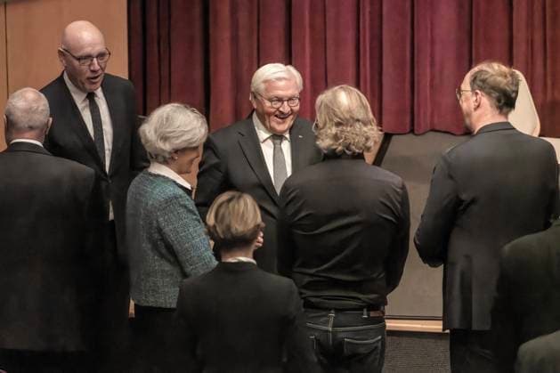10. April 2025: Bundespräsident Frank-Walter Steinmeier besucht das Haus der Geschichte in Bonn. Bundespräsident Frank-Walter Steinmeier hat den Saal betreten und begrüßt verschiedene Gäste. Bundespräsident Frank-Walter Steinmeier sprach am 10. April 2025 im Haus der Geschichte zu Bonn mit rund 200 Schülerinnen und Schülern über das Treffen zwischen Bundeskanzler Konrad Adenauer und Frankreichs Präsidenten Charles de Gaulle an einem Tag im September im Jahr 1958, dem entscheidenden Tag für die dauerhafte Aussöhnung zwischen den früheren sogenannten Erzfeinden Frankreich und Deutschland. Grundlage für das Gespräch war Fred Breinersdorfers Film An einem Tag im September. Diesen Film sahen sich Steinmeier und die Schulklas