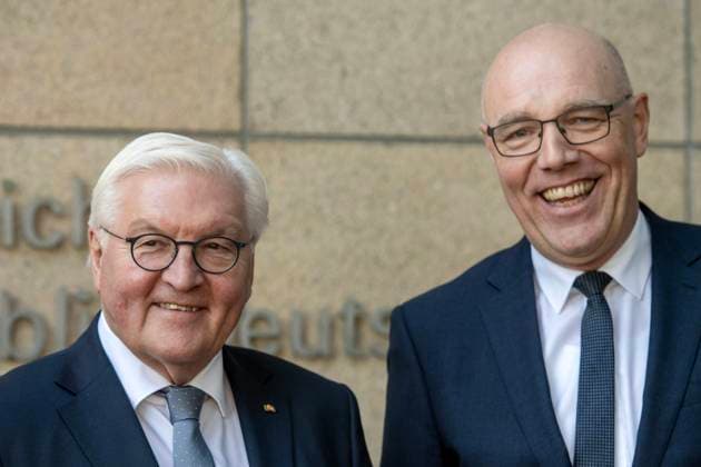 Bilder des Jahres 2025, News 04 April News Themen der Woche KW15 News Bilder des Tages 10. April 2025: Bundespräsident Frank-Walter Steinmeier besucht das Haus der Geschichte in Bonn. Im Bild Bundespräsident Frank-Walter Steinmeier mit dem Präsidenten der Stiftung Haus der Geschichte der Bundesrepublik Deutschland, Prof. Dr. Harald Biermann. Bundespräsident Frank-Walter Steinmeier sprach am 10. April 2025 im Haus der Geschichte zu Bonn mit rund 200 Schülerinnen und Schülern über das Treffen zwischen Bundeskanzler Konrad Adenauer und Frankreichs Präsidenten Charles de Gaulle an einem Tag im September im Jahr 1958, dem entscheidenden Tag für die dauerhafte Aussöhnung zwischen den früheren sogenannten Erzfeinden Frankreich und Deutschland. Grundlage für das Gespräch war Fred Breinersdorfers Film An einem Tag im S