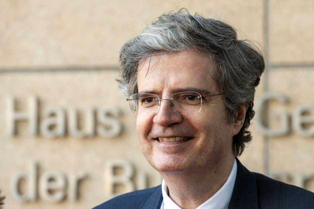 10. April 2025: Bundespräsident Frank-Walter Steinmeier besucht das Haus der Geschichte in Bonn. Im Bild der französische Botschafter in Deutschland, Francois Delattre. Bundespräsident Frank-Walter Steinmeier sprach am 10. April 2025 im Haus der Geschichte zu Bonn mit rund 200 Schülerinnen und Schülern über das Treffen zwischen Bundeskanzler Konrad Adenauer und Frankreichs Präsidenten Charles de Gaulle an einem Tag im September im Jahr 1958, dem entscheidenden Tag für die dauerhafte Aussöhnung zwischen den früheren sogenannten Erzfeinden Frankreich und Deutschland. Grundlage für das Gespräch war Fred Breinersdorfers Film An einem Tag im September. Diesen Film sahen sich Steinmeier und die Schulklassen gemeinsam an. Bonn
