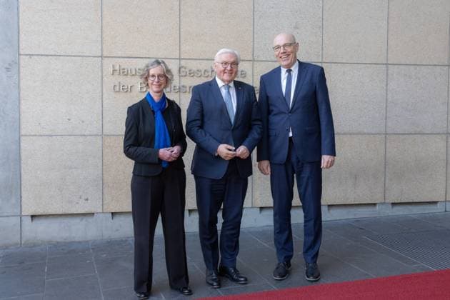 Federal President Steinmeier visits film evening in Bonn 10 04 2025 Group picture Deputy Mayor of Bonn Nicole UNTERSEH Bündnis 90 Die Grünen , Federal President Frank Walter STEINMEIER and President Prof Dr Harald BIERMANN Haus der Geschichte Germa Copyright: xBonn.digitalx xMarcxJohnx