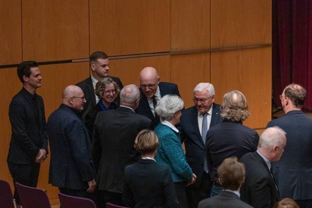 Federal President Steinmeier attends movie night in Bonn 10 04 2025 Federal President Frank Walter STEINMEIER welcomes guests German-French movie night One day in September ZDF with students and Federal President Frank Walter Steinmeier at the Haus der Geschichte Bonn Bonn Gronau North Rhine-Westphalia Germany Copyright: xBonn.digitalx xMarcxJohnx