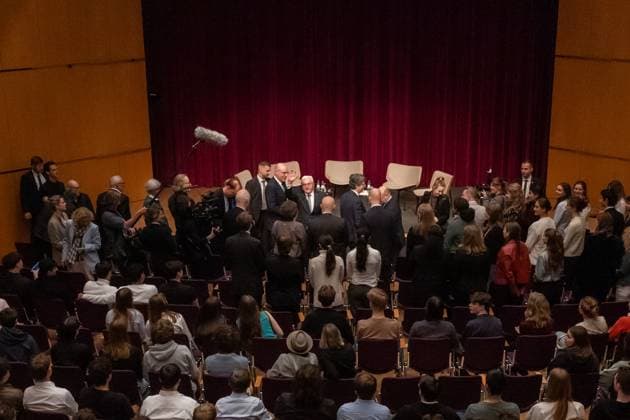Federal President Steinmeier attends movie night in Bonn 10 04 2025 Federal President Frank Walter STEINMEIER welcomes guests German-French movie night One day in September ZDF with students and Federal President Frank Walter Steinmeier at the Haus der Geschichte Bonn Bonn Gronau North Rhine-Westphalia Germany Copyright: xBonn.digitalx xMarcxJohnx