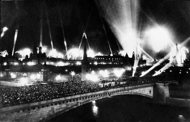 Victory Day artillery salute in Moscow on May 9, 1945 5680418 09.05.1945 Great Patriotic War of 1941-1945. On May 9, 1945, 30 rounds were fired by 1,000 guns, accompanied by cross-rays of 160 searchlights and the launch of multi-colored rockets to mark the Victory over Nazi Germany in Moscow. Alexander Ustinov Moscow Russia  Copyright: xAlexanderxUstinovx