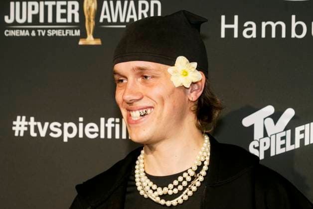 Noah Kraus, singer and actor, as a guest on the red carpet at the 47 Jupiter Award ceremony at the Altonaer Kaispeicher on 10 04 2025 in Hamburg Hamburg Germany