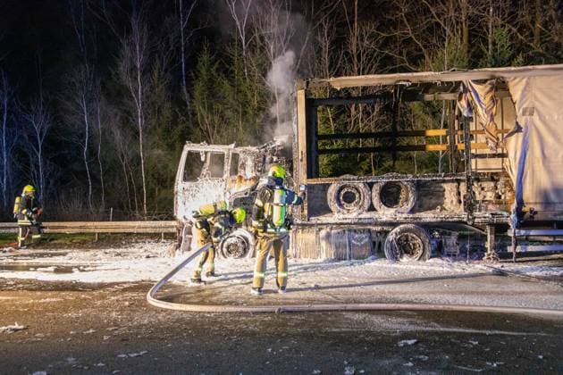News Themen der Woche KW15 News Bilder des Tages 250412LKWBrand News ID: EN 2025-04-12 LKW Brand auf A72: Explosion von Gasflasche erschwerte Löscharbeiten Stundenlange Sperrung der A72, in beiden Fahrtrichtungen Hirschfeld. Auf der Autobahn 72 in Fahrtrichtung Chemnitz, zwischen den Anschlussstellen Zwickau-West und Zwickau-Ost, ist in der Nacht zum Samstag ein LKW komplett ausgebrannt. Gegen 23:45 Uhr bemerkte der Fahrer eines MAN den Brand an seinem Fahrzeug und stoppte daraufhin seinen Sattelzug auf dem Standstreifen. Bei der Ankunft der ersten Rettungskräfte von Feuerwehr, Rettungsdienst und Polizei, stand die Sattelzugmaschine in Vollbrand. Zudem hatte sich der Brand bereits auf den mit Zement beladenen Sattelauflieger ausgebreitet. Auch der angrenzende Straßengraben hatte