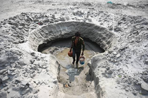 Bilder des Jahres 2025, News 04 April News Themen der Woche KW15 News Bilder des Tages April 12, 2025, Prayagraj, Uttar Pradesh, India: Prayagraj: A farmer collect water from a temporary well to irrigate his field at bank of River Ganga, in Prayagraj on Saturday, April 12, 2025. Prayagraj India - ZUMAv115 20250412_zap_v115_006 Copyright: xPrabhatxKumarxVermax