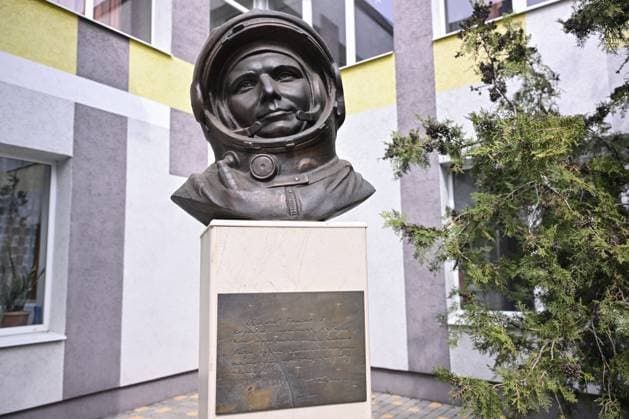 Russia Zaporizhye Region Cosmonautics Day 8900117 02.04.2025 A view shows a bust to Soviet cosmonaut Yuri Gagarin, the first man in space, installed near the school 9 named after him, in the city of Melitopol, Zaporozhye region territory, that has accessed Russia. Cosmonautics Day, or the International Day of Human Space Flight is annually celebrated on April 12. Konstantin Mihalchevskiy Sputnik Melitopol Zaporozhye region Russia  Copyright: xKonstantinxMihalchevskiyx