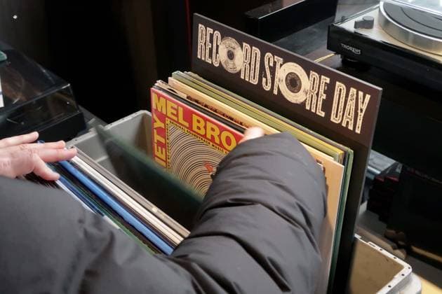 News Themen der Woche KW15 News Bilder des Tages 12.04.2025, Record Store Day, Menschen suchen und kaufen besondere Pressungen, Raritäten, und Ausgaben von Schallplatten ihrer Musiker zum Tag der unabhängigen Plattenläden, hier bei Dussmann das Kulturkaufhaus in Berlin, wühlen in Plattenkisten, einer umsatzstärksten Tage im Musikbusiness, Berlin Deutschland, Germany *** 12 04 2025, Record Store Day, people look for and buy special pressings, rarities, and editions of their musicians records on the day of independent record stores, here at Dussmann das Kulturkaufhaus in Berlin, rummaging through record crates, one of the highest-selling days in the music business, Berlin Germany, Germany