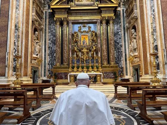 Bilder des Jahres 2025, News 04 April News Bilder des Tages Pope Francis Prays at Santa Maria Maggiore Basilica - Rome Pope Francis prays at Santa Maria Maggiore Basilica in Rome, Italy on April 12, 2025 a day before the beginning of the celebrations of the Holy Week. Pope Francis is convalescing for three weeks after being released from Gemelli Hospital. Photo by (EV) Vatican Media ABACAPRESS.COM Rome Italy  Copyright: xABACAx