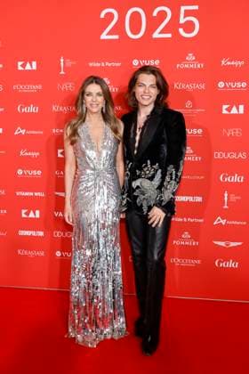 Bilder des Jahres 2025, Entertainment 04 April Entertainment Themen der Woche KW15 Entertainment Bilder des Tages Die britische Schauspielerin Elizabeth Hurley (Liz Hurley) und ihr Sohn Schauspieler Damian Hurley auf dem Roten Teppich bei der Verleihung der SPA Awards 2025 im Steigenberger Grandhotel & Spa Petersberg in Königswinter bei Bonn. Königswinter, 12.04.2025 NRW Deutschland *** British actress Elizabeth Hurley Liz Hurley and her son actor Damian Hurley on the red carpet at the SPA Awards 2025 ceremony at the Steigenberger Grandhotel Spa Petersberg in Königswinter near Bonn Königswinter, 12 04 2025 NRW Germany Copyright: xChristophxHardtx