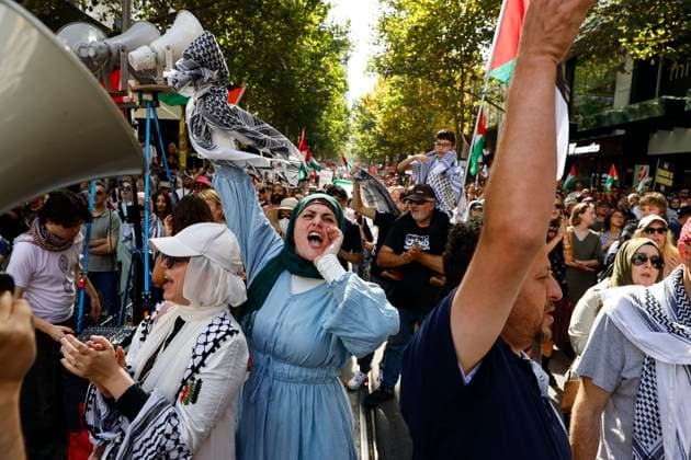 News Themen der Woche KW15 News Bilder des Tages Pro-Palestine Rally in Melbourne, Australia - 13 Apr 2025 A Protester shouts slogans during the rally. Protesters gathered in Melbourne for a weekly pro-Palestinian rally, demanding an immediate ceasefire in Gaza and increased international pressure to end the conflict. The demonstration comes as the death toll in Gaza surpasses 33,000 due to ongoing Israeli military operations. Melbourne Australia Copyright: xYexMyoxKhantx xSOPAxImagesx YeMyoKhant_7