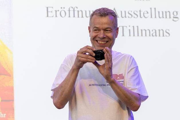 Entertainment Themen der Woche KW15 Fotograf und Kuenstler Wolfgang TILLMANS (mi.) mit einer kleinen Kamera in der Hand, bei der Eroeffnung seiner Ausstellung in seiner Heimatstadt im Haus Cleff, am 12.04.2025, in Remscheid Deutschland. *** Photographer and artist Wolfgang TILLMANS mi with a small camera in his hand, at the opening of his exhibition in his hometown at Haus Cleff, on 12 04 2025, in Remscheid Germany