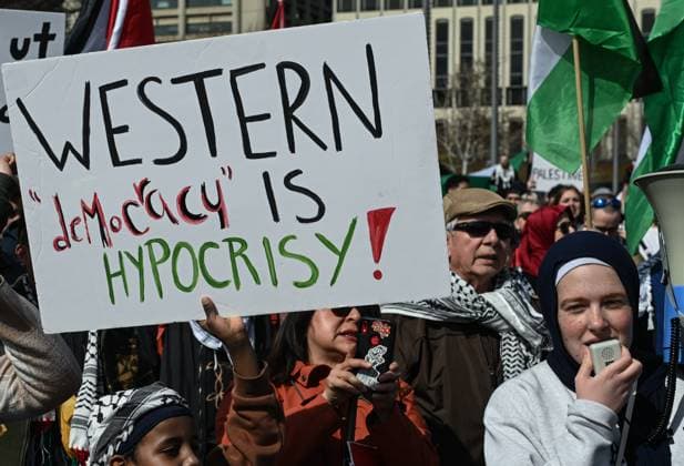 Demonstrators And Police Clash During Palestinian Solidarity Rally In Edmonton EDMONTON, CANADA APRIL 13 Activists, supporters of the Palestinian cause, and members of the local Palestinian diaspora gather during the Stop The Genocide rally in Edmonton, Alberta, Canada on April 13, 2025. The demonstration was held in solidarity with Palestinians amid growing demands for a ceasefire and international efforts to address the humanitarian crisis. Edmonton Canada  Copyright: xArturxWidakx originalFilename: widak-demonstr250413_np1kE.jpg