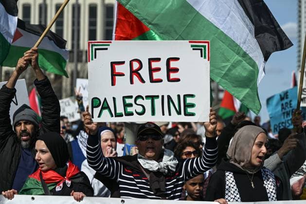 Demonstrators And Police Clash During Palestinian Solidarity Rally In Edmonton EDMONTON, CANADA APRIL 13 Activists, supporters of the Palestinian cause, and members of the local Palestinian diaspora gather during the Stop The Genocide rally in Edmonton, Alberta, Canada on April 13, 2025. The demonstration was held in solidarity with Palestinians amid growing demands for a ceasefire and international efforts to address the humanitarian crisis. Edmonton Canada  Copyright: xArturxWidakx originalFilename: widak-demonstr250413_npndd.jpg