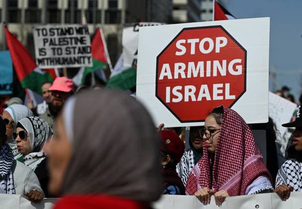 Demonstrators And Police Clash During Palestinian Solidarity Rally In Edmonton EDMONTON, CANADA APRIL 13 Activists, supporters of the Palestinian cause, and members of the local Palestinian diaspora gather during the Stop The Genocide rally in Edmonton, Alberta, Canada on April 13, 2025. The demonstration was held in solidarity with Palestinians amid growing demands for a ceasefire and international efforts to address the humanitarian crisis. Edmonton Canada  Copyright: xArturxWidakx originalFilename: widak-demonstr250413_npuC5.jpg