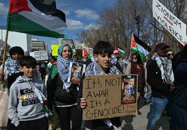 Demonstrators And Police Clash During Palestinian Solidarity Rally In Edmonton EDMONTON, CANADA APRIL 13 Activists, supporters of the Palestinian cause, and members of the local Palestinian diaspora gather during the Stop The Genocide rally in Edmonton, Alberta, Canada on April 13, 2025. The demonstration was held in solidarity with Palestinians amid growing demands for a ceasefire and international efforts to address the humanitarian crisis. Edmonton Canada  Copyright: xArturxWidakx originalFilename: widak-demonstr250413_npXMm.jpg