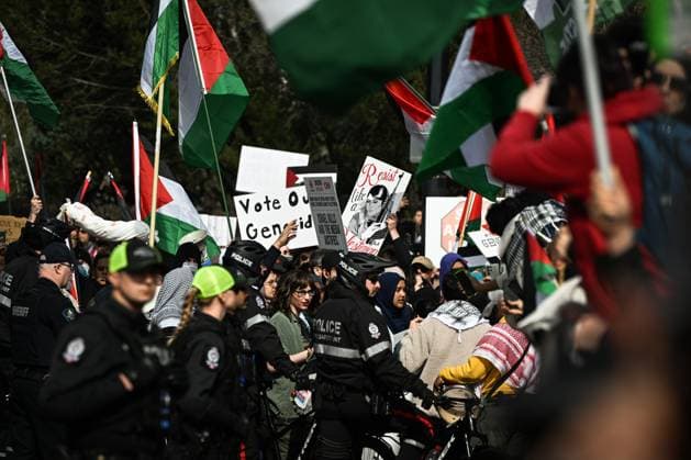 Demonstrators And Police Clash During Palestinian Solidarity Rally In Edmonton EDMONTON, CANADA APRIL 13 Members of the Edmonton Police block access to the vehicle lanes of the High Level Bridge as activists, supporters of the Palestinian cause, and members of the local Palestinian community attempt to cross the bridge and disrupt traffic during the Stop the Genocide rally in Edmonton, Alberta, Canada, on April 13, 2025. The demonstration was held in solidarity with Palestinians amid growing demands for a ceasefire and international efforts to address the humanitarian crisis. Edmonton Canada  Copyright: xArturxWidakx originalFilename: widak-demonstr250413_np8Ao.jpg