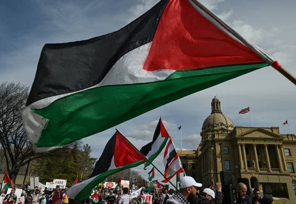 Demonstrators And Police Clash During Palestinian Solidarity Rally In Edmonton EDMONTON, CANADA APRIL 13 Activists, supporters of the Palestinian cause, and members of the local Palestinian diaspora gather during the Stop The Genocide rally in Edmonton, Alberta, Canada on April 13, 2025. The demonstration was held in solidarity with Palestinians amid growing demands for a ceasefire and international efforts to address the humanitarian crisis. Edmonton Canada  Copyright: xArturxWidakx originalFilename: widak-demonstr250413_npwTS.jpg