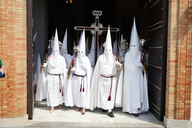 Bilder des Jahres 2025, News 04 April Holy Week in Seville Palm Sunday The Brotherhood of Peace makes penitential station to the Cathedral of Seville On April 13, 2025 in Seville, Andalusia Spain Holy Week is one of the most important celebrations for Catholics, and in Seville acquires a special dimension For more than a week, the city is transformed nearly sixty brotherhoods walk its streets between Friday of Sorrows and Easter Sunday, accompanied by thousands of nazarenos, costaleros, musicians and devotees 13 APRIL 2025 Seville, Andalucia Seville, Andalucia Spain  Copyright: xJoaquinxCorcherox 6644067