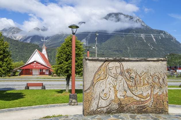 Relief einer indigenen Frau und Kirche im Dorf Chaiten, Nationalpark Pumalin-Douglas Tompkins, Chaiten, Region Los Lagos, Patagonien, Chile, Südamerika Relief of an indigenous woman and church in the village of Chaiten, Pumalin-Douglas Tompkins National Park, Chaiten, Los Lagos region, Patagonia, Chile, South America Copyright: imageBROKER OliverxGerhard ibxoge13094768.jpg