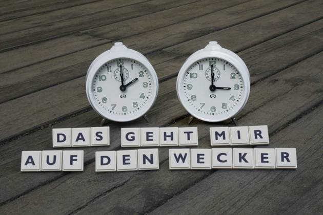 zwei Wecker mit dem Schriftzug das geht mir auf dem Wecker zwei Wecker mit dem Schriftzug das geht mir auf dem Wecker, 13.04.2025, Borkwalde, Brandenburg, Neben zwei Weckern mit Sommerzeit und Winterzeit befindet sich der Schriftzug das geht mir auf den Wecker. *** two alarm clocks with the lettering das geht mir auf dem Wecker two alarm clocks with the lettering das geht mir auf dem Wecker, 13 04 2025, Borkwalde, Brandenburg, Next to two alarm clocks with summer time and winter time is the lettering das geht mir auf den Wecker