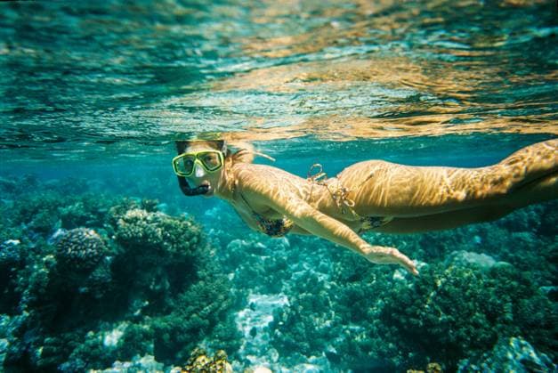 Creative Highlights Symbolfotos girl swimming crystal clear water over the reef of Moorea Moorea-Maiao, Windward Islands, French Polynesia CR_SIBGQR250108-1622523-01 ,model released, Symbolfoto