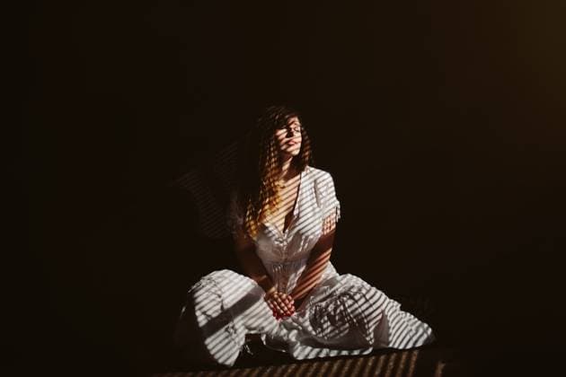 Creative Highlights Symbolfotos Woman sitting in window light with dark background Tulsa, Oklahoma, United States CR_KRRY250412-1661778-01 ,model released, Symbolfoto