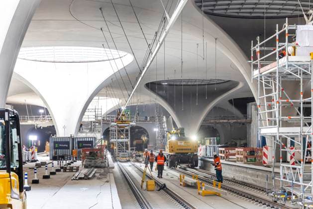 News Bilder des Tages Die Baustelle Stuttgart 21 ist an Ostern für Besucher geöffnet. Ein Online-Anmeldung ist erorderlich. Im Vorjahr waren an den Tagen der offenen Baustelle 115000 Besucher gezählt worden. Das Infrastrukturprojekte soll Ende 2026 ans Netz gehen. Die Bahn, Bauherrin von Stuttgart 21, beziffert die Gesamtkosten für Stuttgart 21 derzeit auf rund elf Milliarden Euro. 14.04.2025: Stuttgart, Baden-Württemberg, Deutschland, Europa *** The Stuttgart 21 construction site will be open to visitors at Easter Online registration is required Last year, 115,000 visitors were counted on the open construction site days The infrastructure project is scheduled to go online at the end of 2026 Deutsche Bahn, the developer of Stuttgart 21, currently puts th