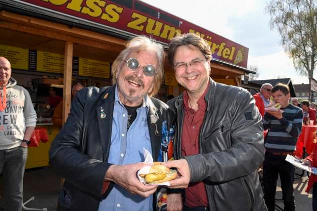 Bilder des Jahres 2025, Entertainment 04 April Entertainment Themen der Woche KW16 Entertainment Bilder des Tages Frank Zander mit Sohn Marcus Zander praesentieren den echten Zander im Broetchen das Backfischbroetchen a la Frank Zander ab Montag 14.04.2025 Exklusiv verkauf Zum Wuerfel Imbiss Berlin Reinickendorf Aril 2025 - Frank Kurt Zander (* 4. Februar 1942 in Berlin) ist ein deutscher Schlagersänger Berlin Deutschland *** Frank Zander with son Marcus Zander present the real Zander in a bread roll the Backfischbroetchen a la Frank Zander from Monday 14 04 2025 Exclusive sale Zum Wuerfel Imbiss Berlin Reinickendorf Aril 2025 Frank Kurt Zander February 4, 1942 in Berlin is a German pop singer Berlin Germany