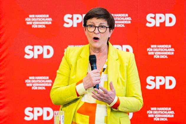 14.04.2025 - Dialogkonferenz der SPD-Parteispitze in Hannover vor dem Start des SPD-Mitgliedervotums über den ausgehandelten Koalitionsvertrag der SPD mit CDU und CSU. Im Bild: Saskia Esken (Parteivorsitzende). , Hannover Niedersachsen Deutschland Karriere-Campus *** 14 04 2025 Dialogue conference of the SPD party leadership in Hanover before the start of the SPD membership vote on the SPDs negotiated coalition agreement with the CDU and CSU In the picture Saskia Esken Party Chairwoman , Hanover Lower Saxony Germany Career Campus