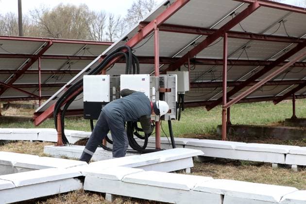 Opening of solar park in Chornobyl An employee works at a photovoltaic power station, which has a capacity of 0.8 MW and covers an area of more than 3,000 square meters, at the industrial site of the Chernobyl Nuclear Power Plant in the Kyiv region, Ukraine, on April 12, 2025. Kyiv region Ukraine  Copyright: xTARASOVx originalFilename: ukrinform-openingo250412_npUQr.jpg
